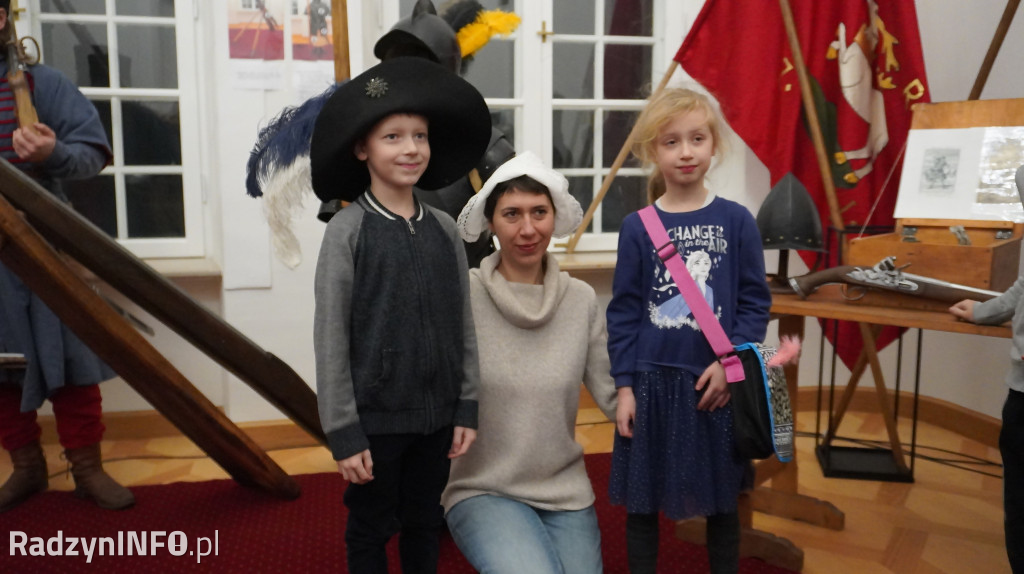 Wystawa >>Proch i stal<< w pałacu