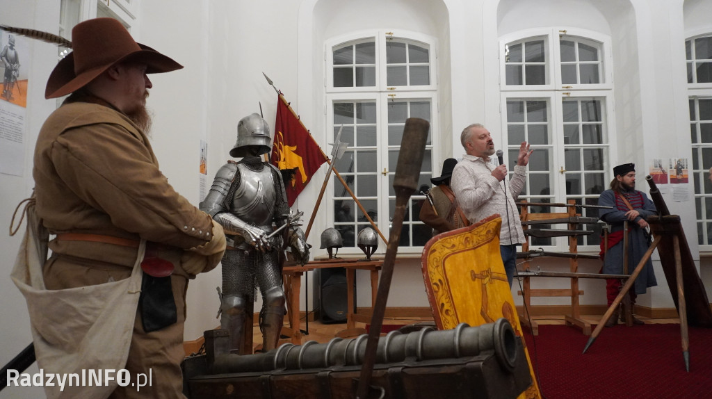 Wystawa >>Proch i stal<< w pałacu