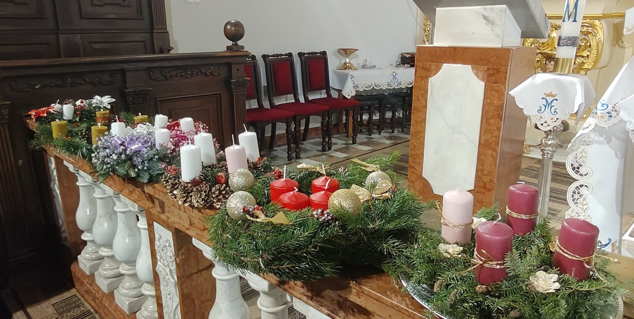 Święcenie wieńców adwentowych w parafii Trójcy Św.