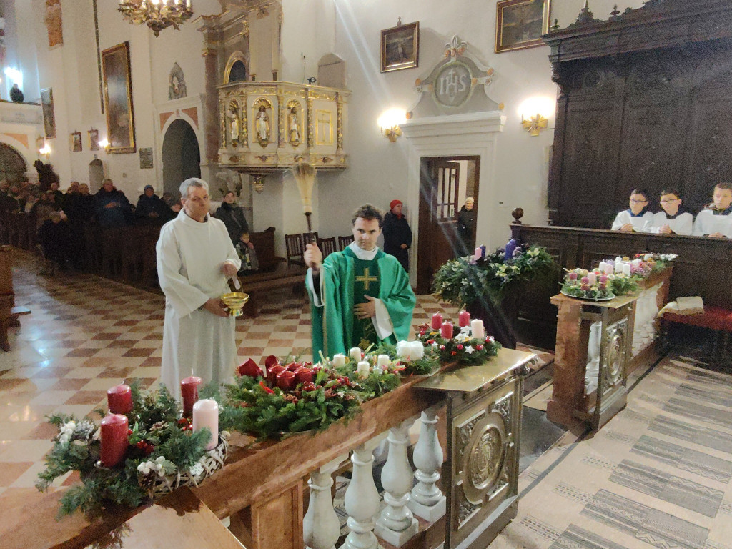 Święcenie wieńców adwentowych w parafii Trójcy Św.