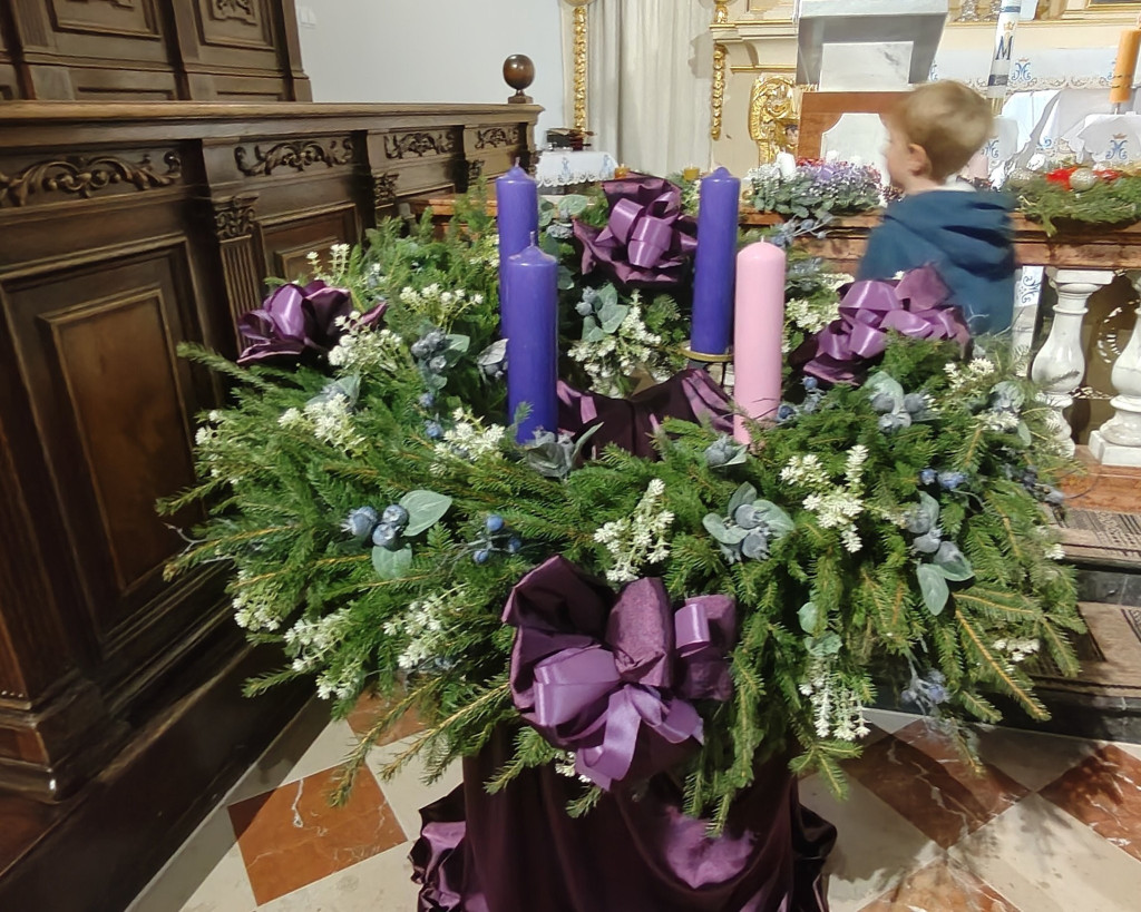 Święcenie wieńców adwentowych w parafii Trójcy Św.