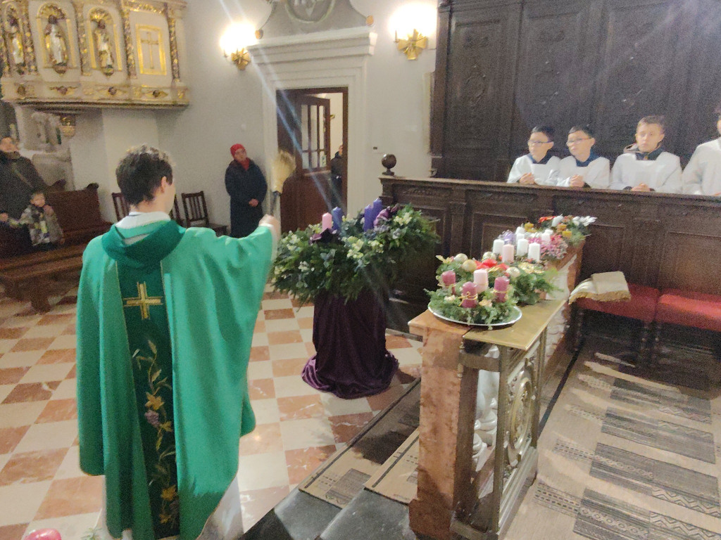 Święcenie wieńców adwentowych w parafii Trójcy Św.