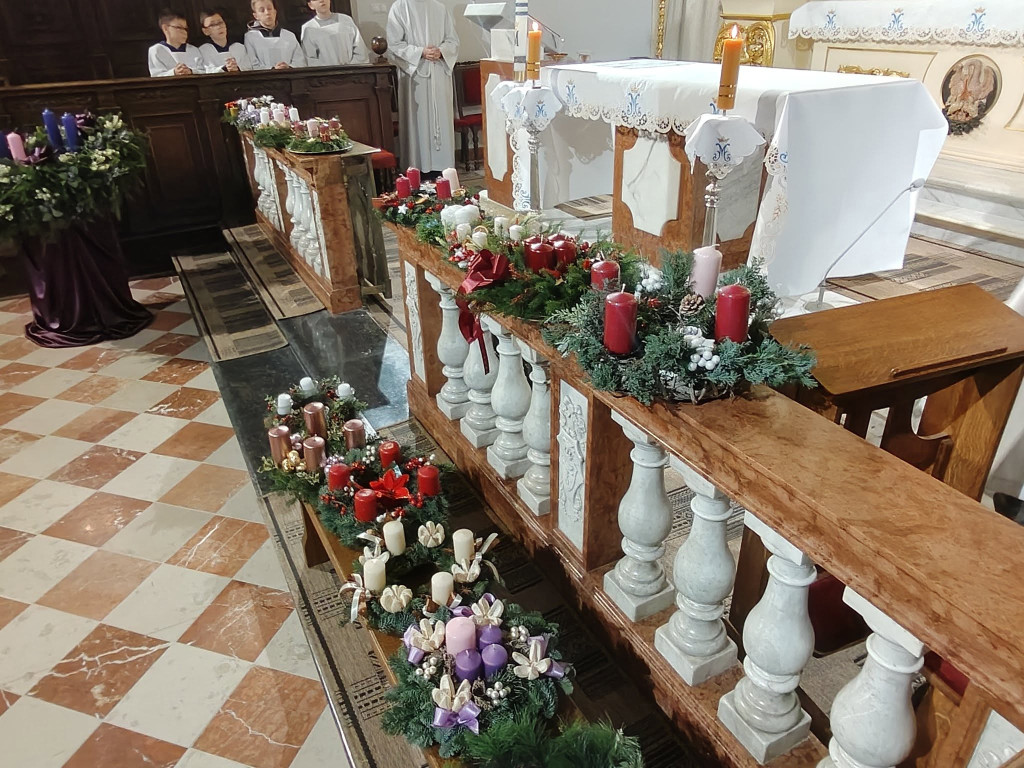 Święcenie wieńców adwentowych w parafii Trójcy Św.