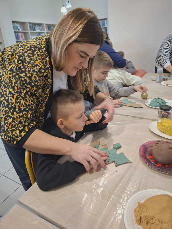 Zajęcia plastyczne dla uczniów SOSW w filii MBP