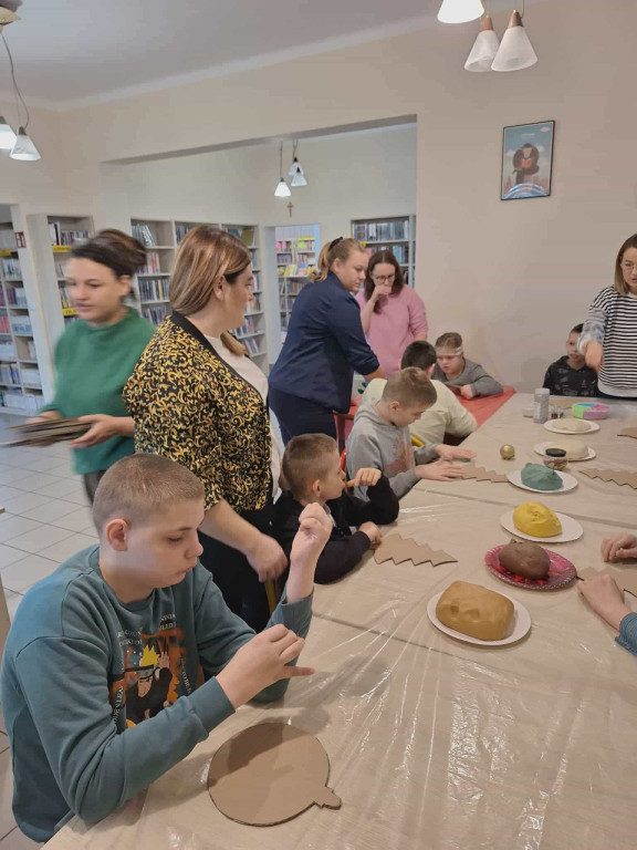 Zajęcia plastyczne dla uczniów SOSW w filii MBP