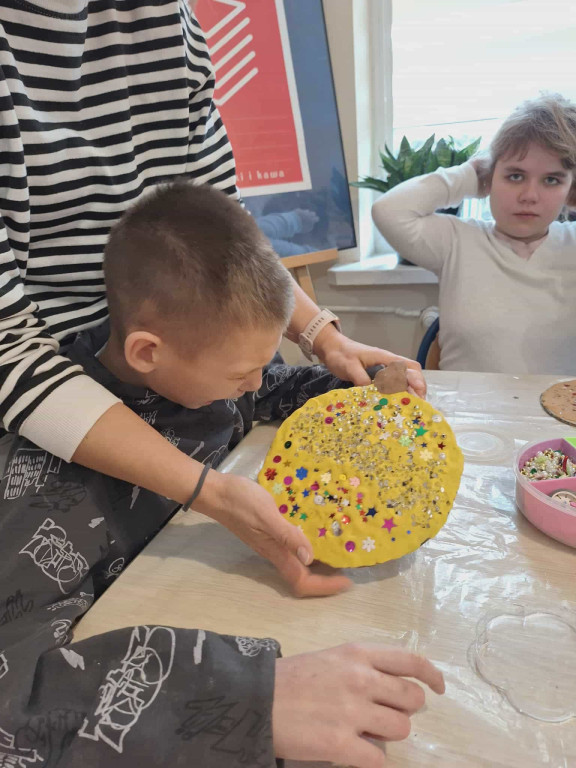 Zajęcia plastyczne dla uczniów SOSW w filii MBP