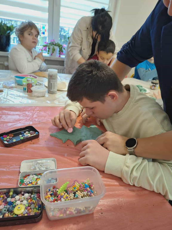 Zajęcia plastyczne dla uczniów SOSW w filii MBP