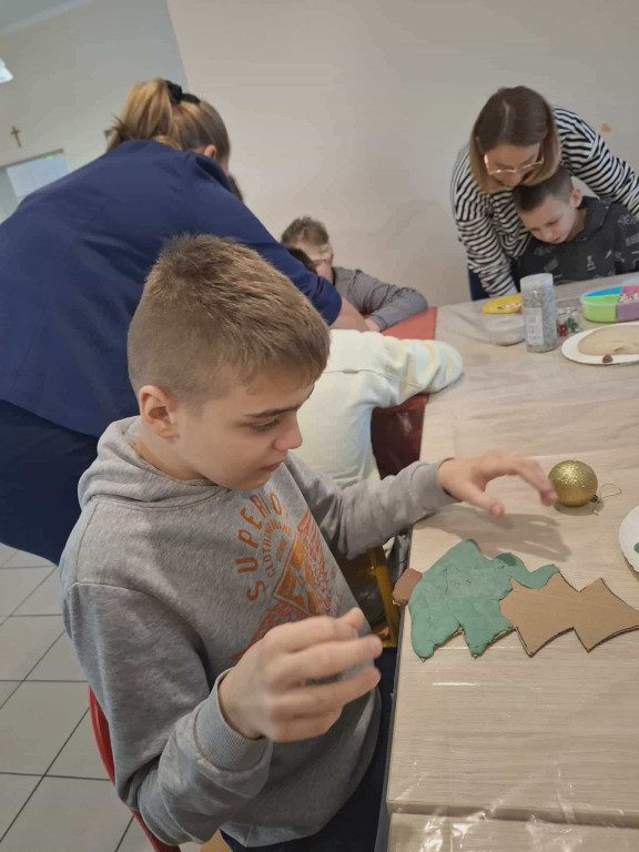 Zajęcia plastyczne dla uczniów SOSW w filii MBP