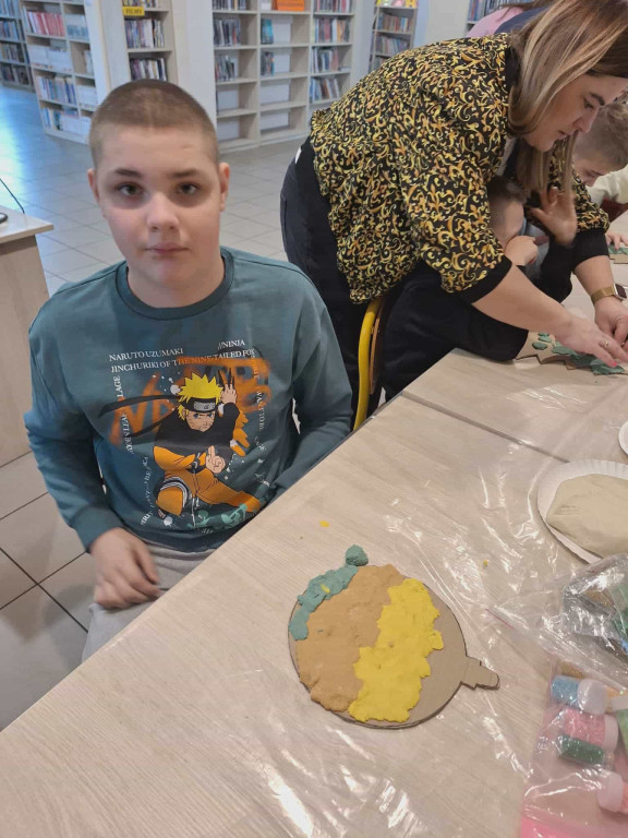 Zajęcia plastyczne dla uczniów SOSW w filii MBP