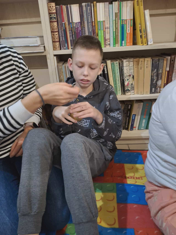 Zajęcia plastyczne dla uczniów SOSW w filii MBP