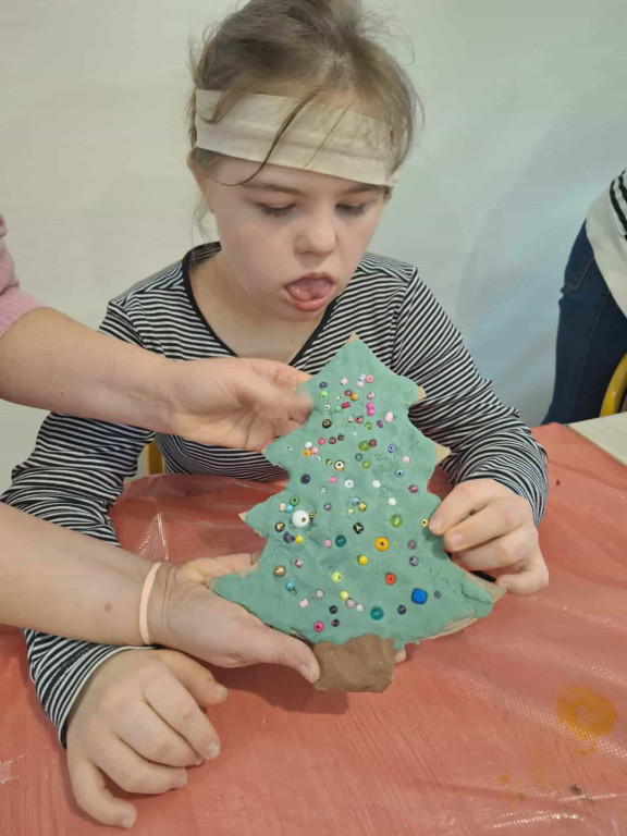 Zajęcia plastyczne dla uczniów SOSW w filii MBP