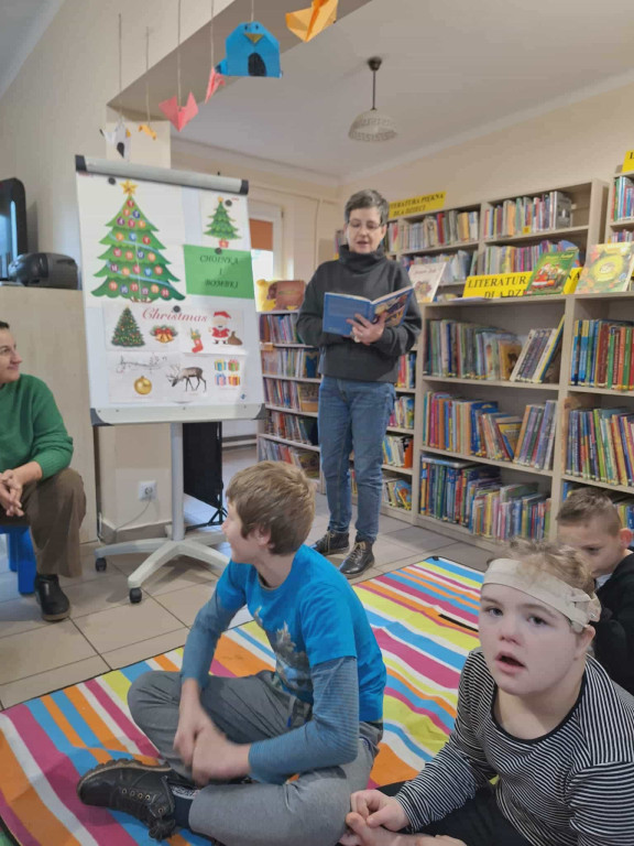 Zajęcia plastyczne dla uczniów SOSW w filii MBP
