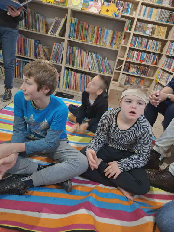 Zajęcia plastyczne dla uczniów SOSW w filii MBP