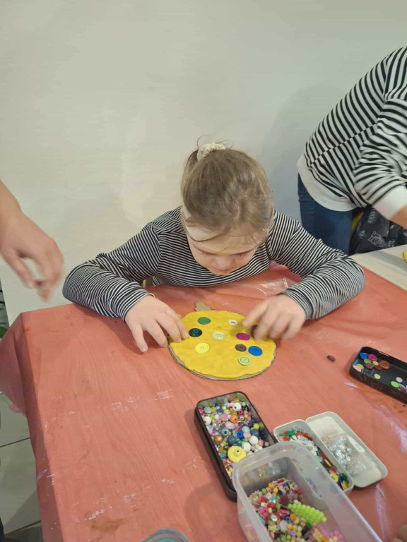 Zajęcia plastyczne dla uczniów SOSW w filii MBP