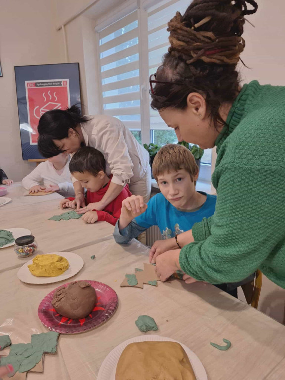 Zajęcia plastyczne dla uczniów SOSW w filii MBP