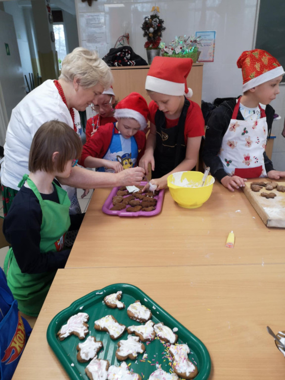 Warsztaty robienia świątecznych wypieków w SOSW