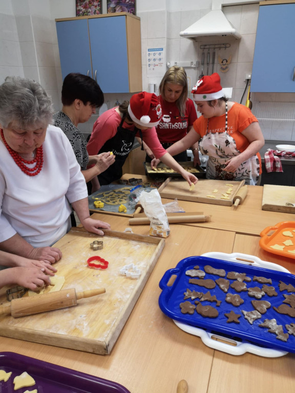 Warsztaty robienia świątecznych wypieków w SOSW