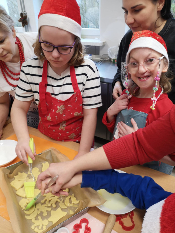 Warsztaty robienia świątecznych wypieków w SOSW