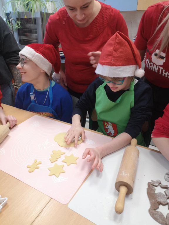 Warsztaty robienia świątecznych wypieków w SOSW