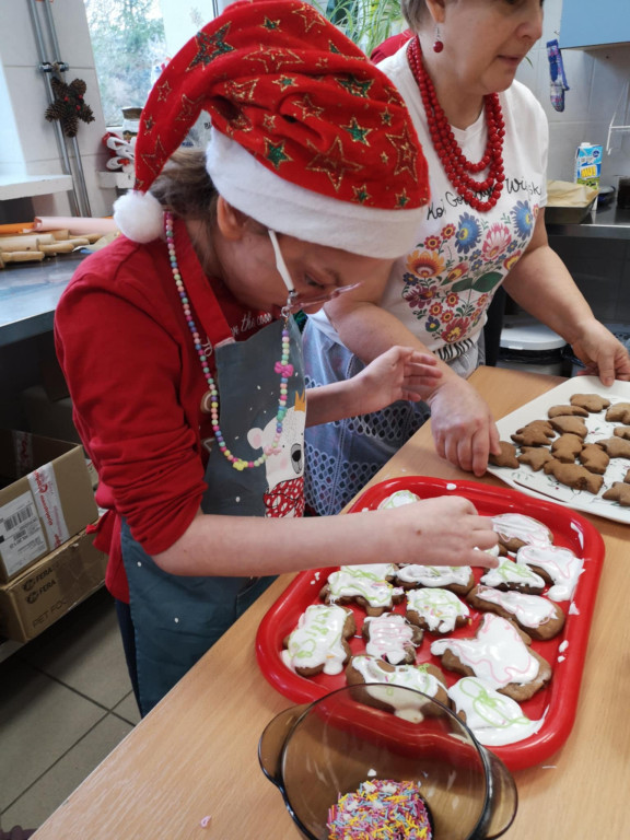 Warsztaty robienia świątecznych wypieków w SOSW
