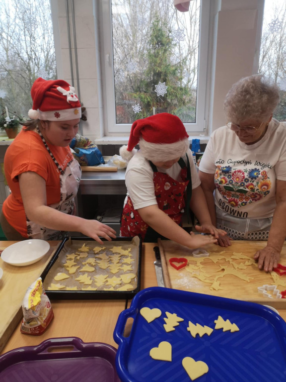 Warsztaty robienia świątecznych wypieków w SOSW
