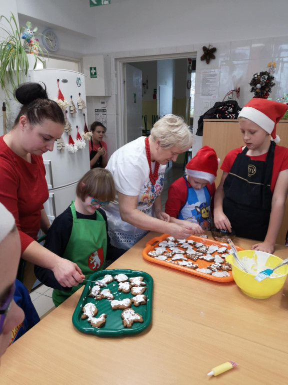 Warsztaty robienia świątecznych wypieków w SOSW