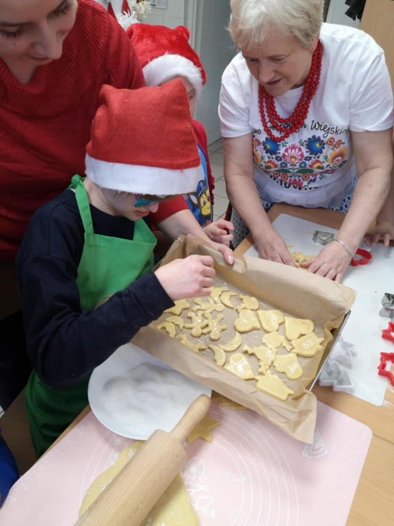 Warsztaty robienia świątecznych wypieków w SOSW