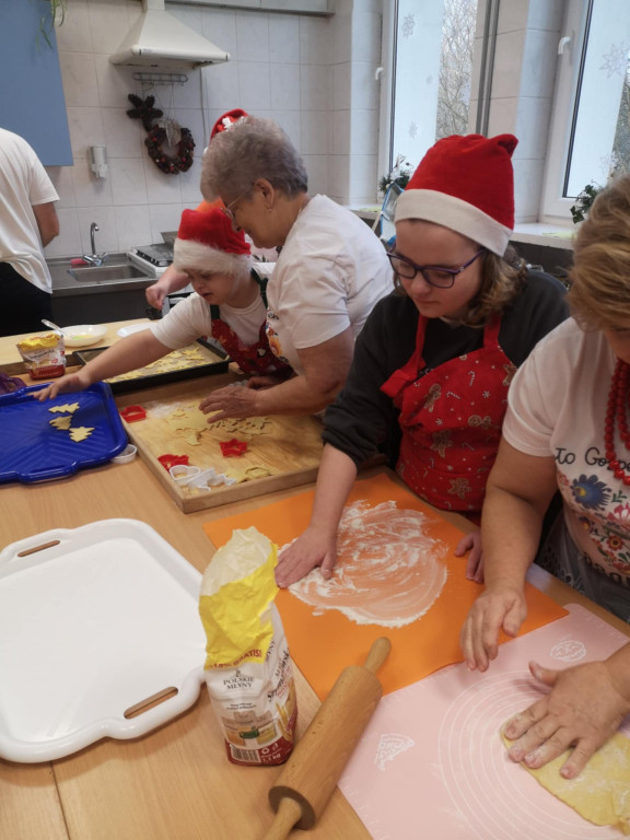 Warsztaty robienia świątecznych wypieków w SOSW