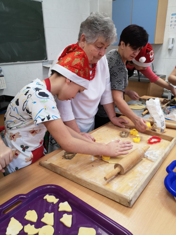 Warsztaty robienia świątecznych wypieków w SOSW