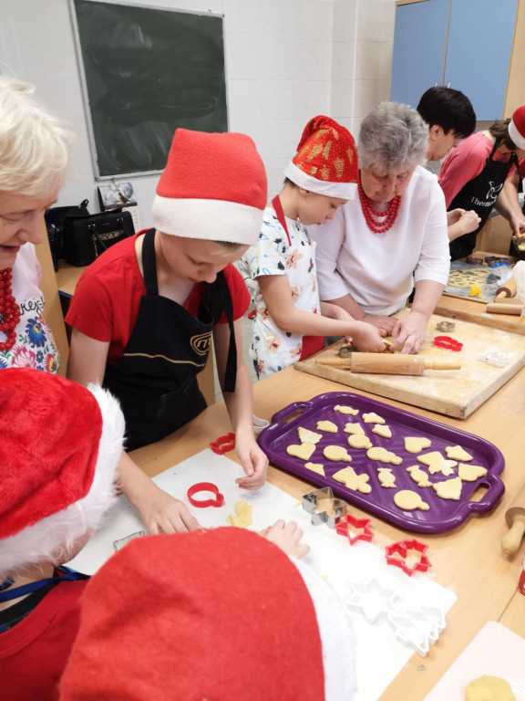 Warsztaty robienia świątecznych wypieków w SOSW