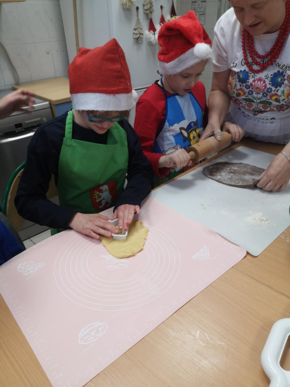 Warsztaty robienia świątecznych wypieków w SOSW