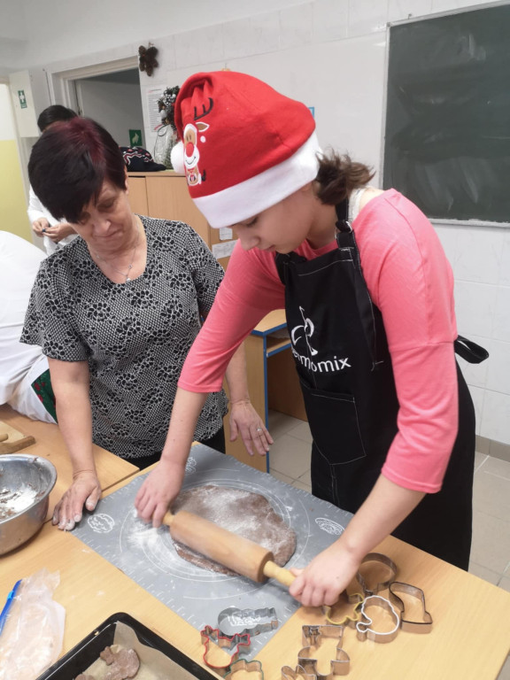 Warsztaty robienia świątecznych wypieków w SOSW