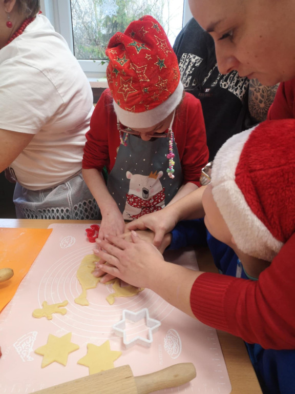 Warsztaty robienia świątecznych wypieków w SOSW