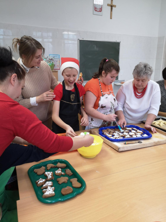 Warsztaty robienia świątecznych wypieków w SOSW