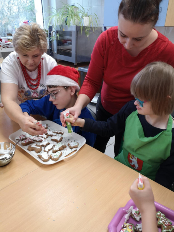 Warsztaty robienia świątecznych wypieków w SOSW