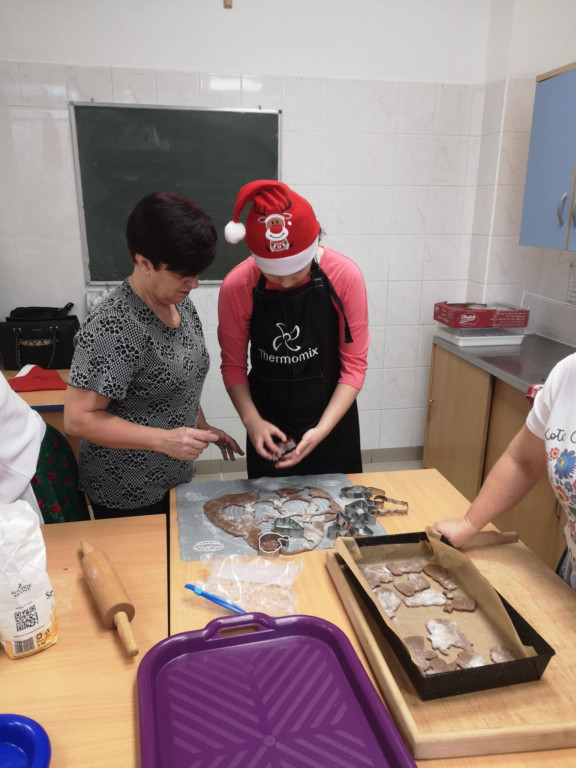 Warsztaty robienia świątecznych wypieków w SOSW