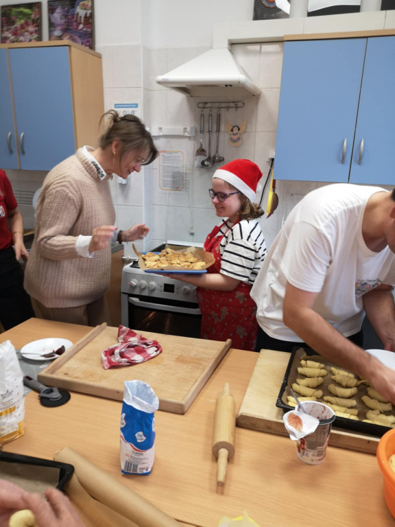 Warsztaty robienia świątecznych wypieków w SOSW