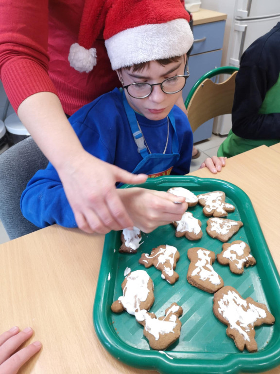 Warsztaty robienia świątecznych wypieków w SOSW