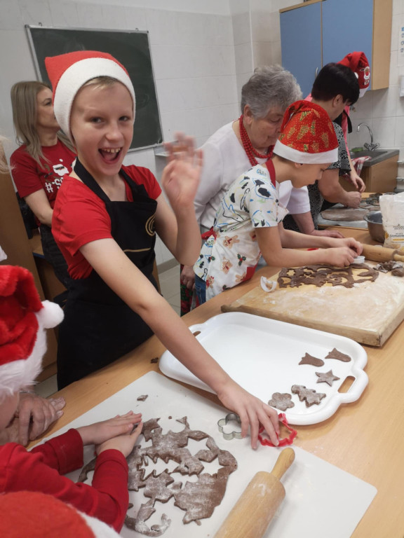 Warsztaty robienia świątecznych wypieków w SOSW