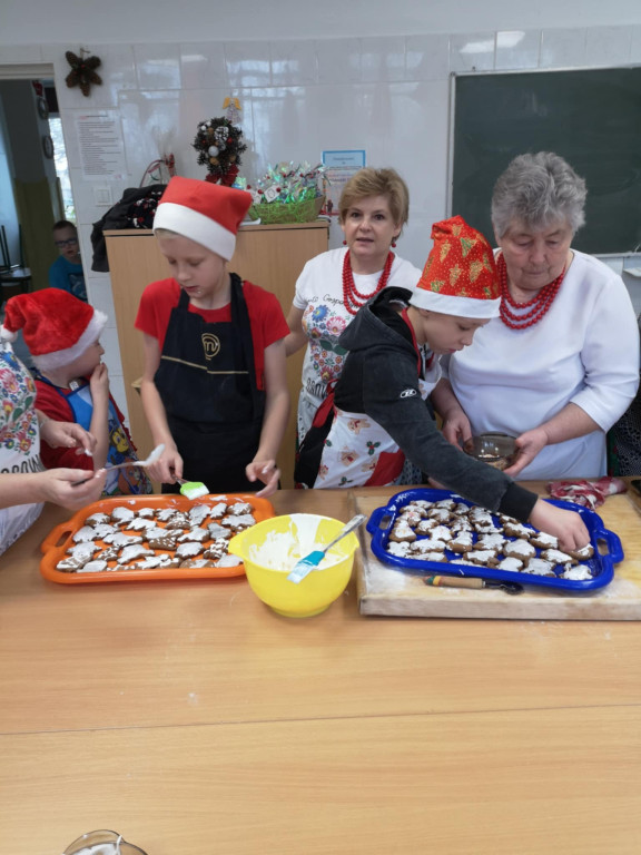 Warsztaty robienia świątecznych wypieków w SOSW