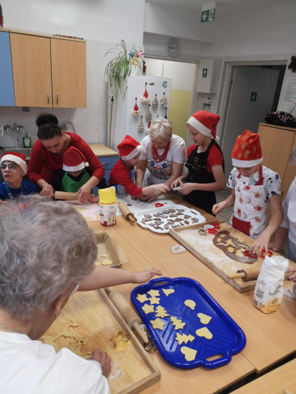 Warsztaty robienia świątecznych wypieków w SOSW