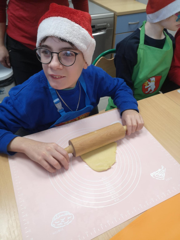 Warsztaty robienia świątecznych wypieków w SOSW