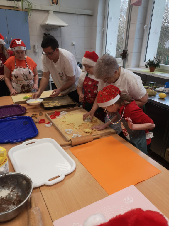 Warsztaty robienia świątecznych wypieków w SOSW