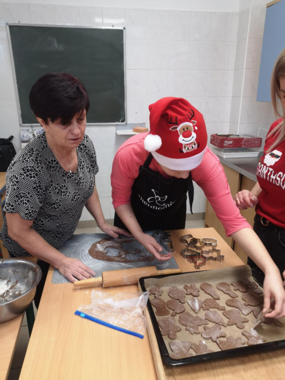 Warsztaty robienia świątecznych wypieków w SOSW