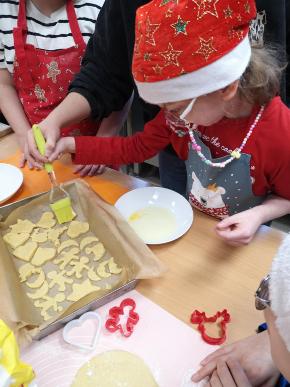 Warsztaty robienia świątecznych wypieków w SOSW