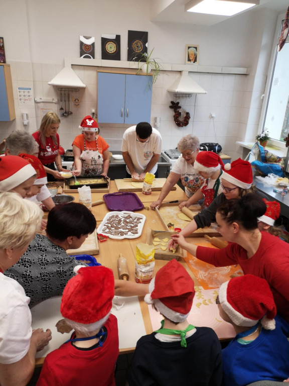 Warsztaty robienia świątecznych wypieków w SOSW