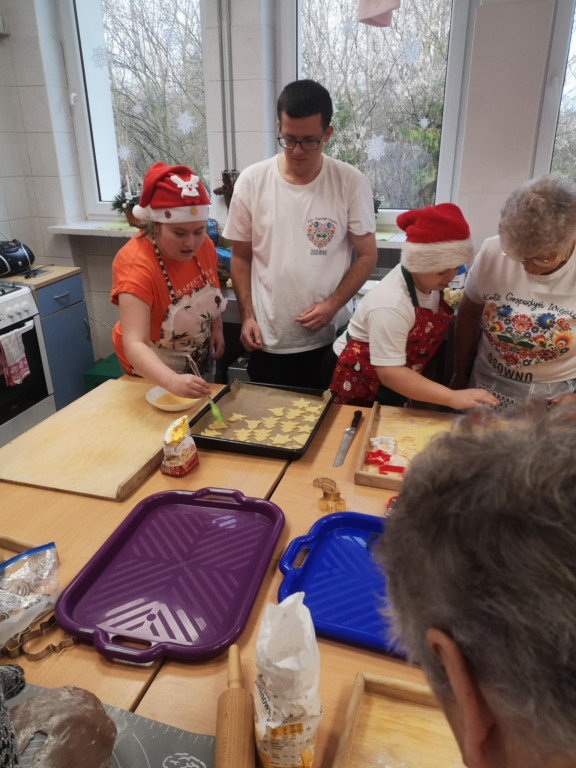 Warsztaty robienia świątecznych wypieków w SOSW