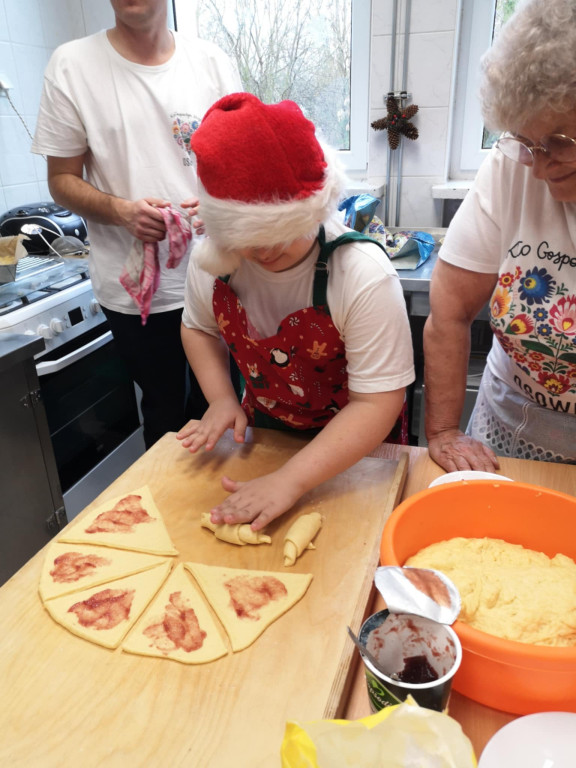 Warsztaty robienia świątecznych wypieków w SOSW