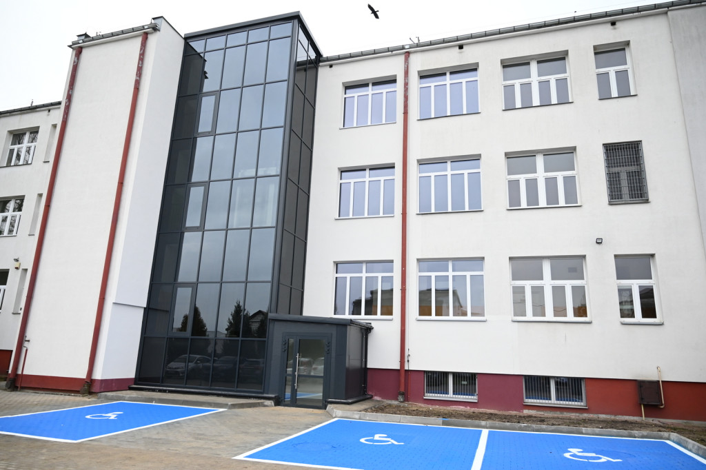 Boisko i nowa winda w ZSP