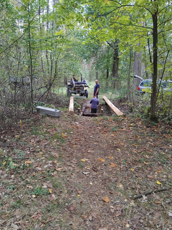 Wymiana kładki w lesie Sumierz